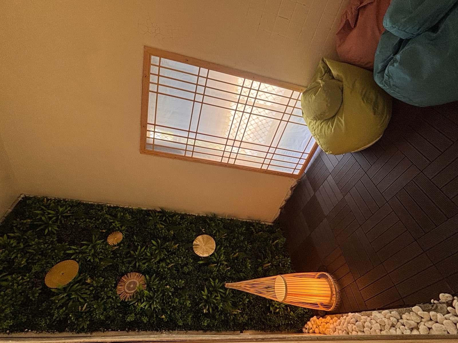 房內日式休憩空間與植栽牆